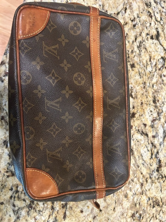 Louis Vuitton Handbags - Louis Vuitton mono clutch with coa